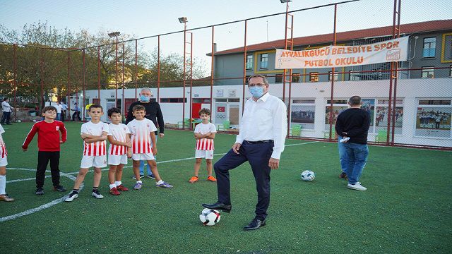 Ayvalık Belediye Başkanından futbol okuluna destek