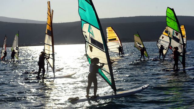 Urla'da sörfçülerden gök kuşağı...