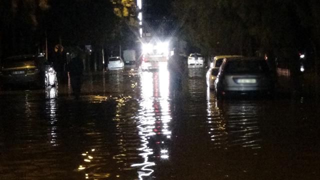 Deniz taştı, Mavişehir'i su bastı!..