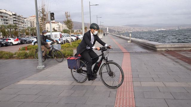 Tunç Soyer Karşıyaka'ya bisikletle geldi