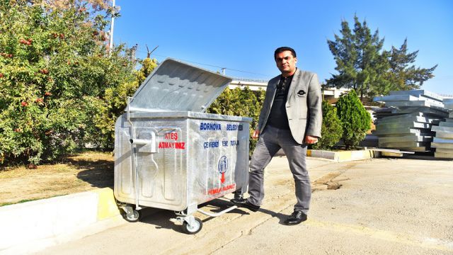 Virüse karşı pedallı çöp konteyneri