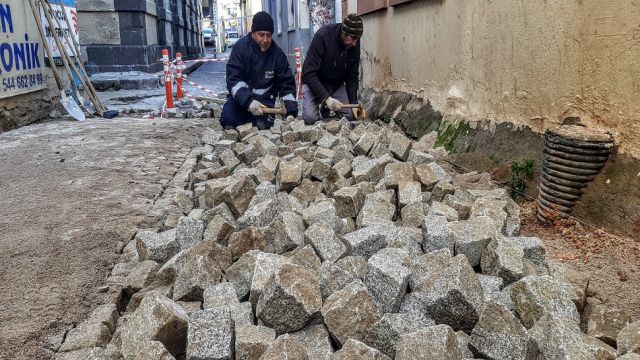 Ayvalık Sokaklarına zar taşı…