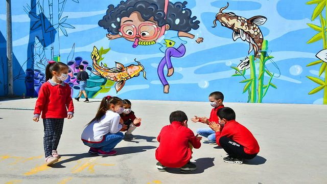 İzmir'de, okul duvarlarına denizi taşıyorlar