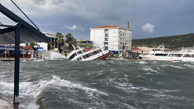 Fırtına Ayvalık'ı vurdu!