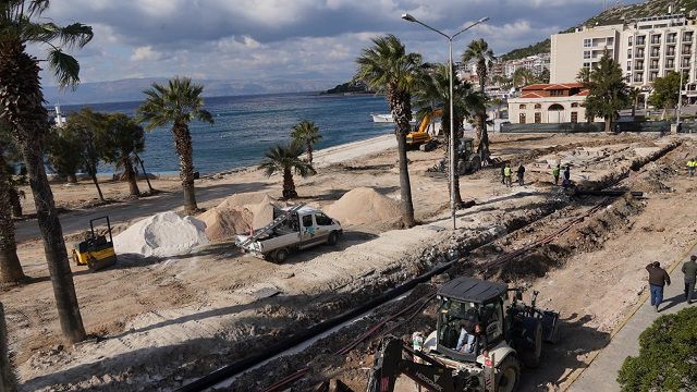 Çeşme Meydanınındaki kaçak yapılar yıkıldı