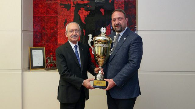 Gümrükçü kupayı Kılıçdaroğlu’na götürdü