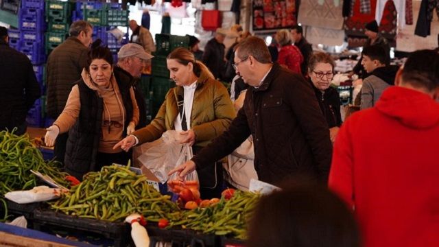 Pazarda hem alışveriş, hem de sohbet...