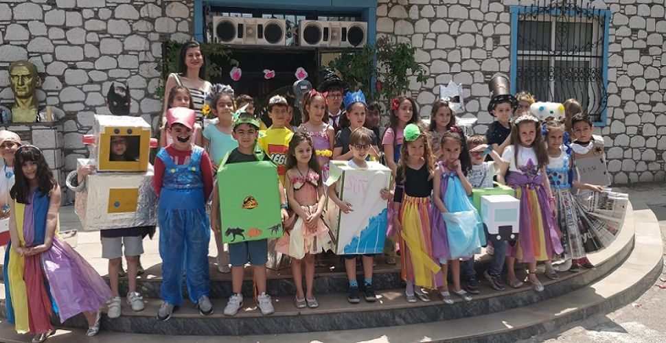 İlkokul 1. sınıf öğrencilerinden geri dönüşümden elbise...
