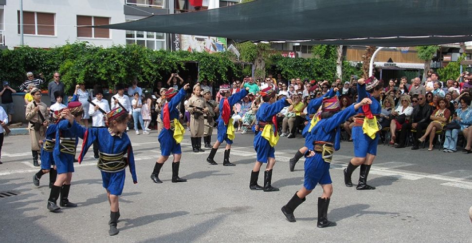 Karşıyaka'da İlkokuldan görkemli 19 Mayıs kutlaması...