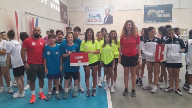 Analig teniste İzmir ekibi yarıfinalde...