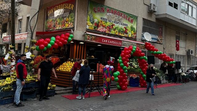 Can Kardeşler Sebze Meyve Halk Pazarı Yenilen yüzü ile Karşıyakalıların hizmetine girdi.