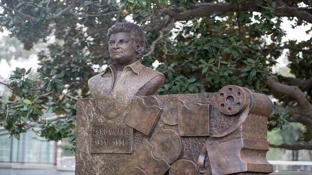 Zeki Müren’in heykeli Kültürpark'ta manolya ağacının altında dikildi