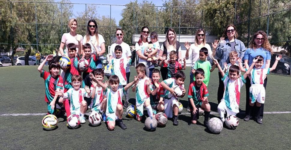 Minik Futbolcular "Anneler günü"nü futbol sahasında kutladılar...
