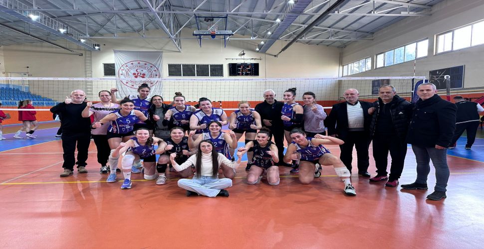 Akhisargücü voleybolcuları Turgutlu maçını gazeteci Kenan Molla için kazandı