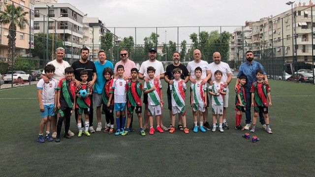 Bostanlıspor’da minik futbolcular, babaları ile kıran kırana maç yaptı...