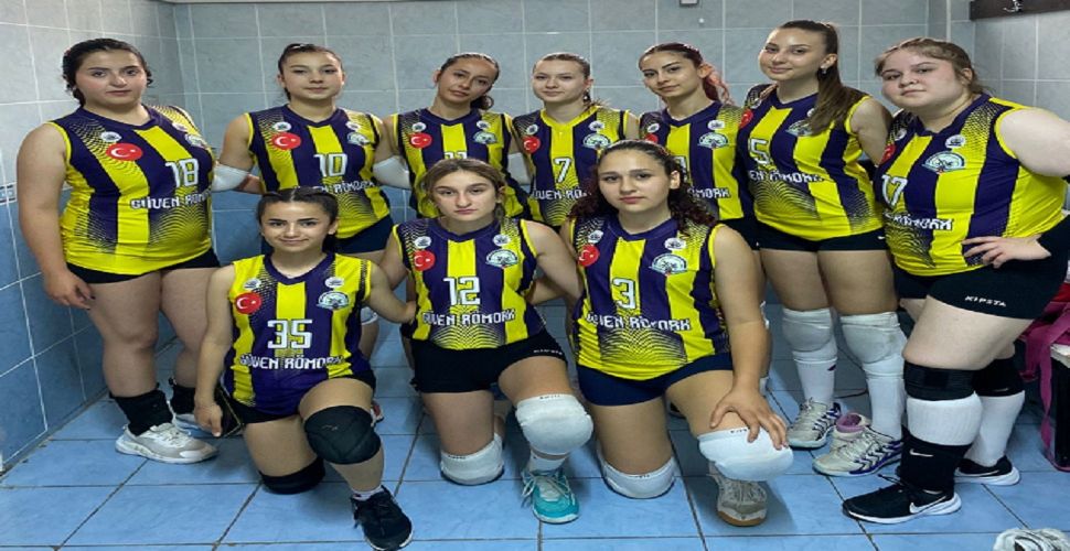 Tireli voleybolcu kızlara formaları Yeter ki İyilik Olsun Derneği'nden...