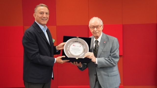 Arıpınar'a TMOK Başkanı Gülüm'den özel ödül