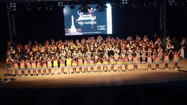 Geçmişten Günümüze Anadolu: 188 Dansçı, KİTVAK İçin Sahnedeydi