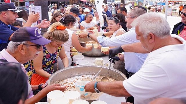 Ayvalık'ta aşure için kuyruğa girdiler...