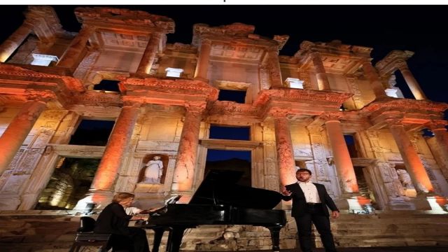 Celsus Kütüphanesi’nde mehtaplı gece