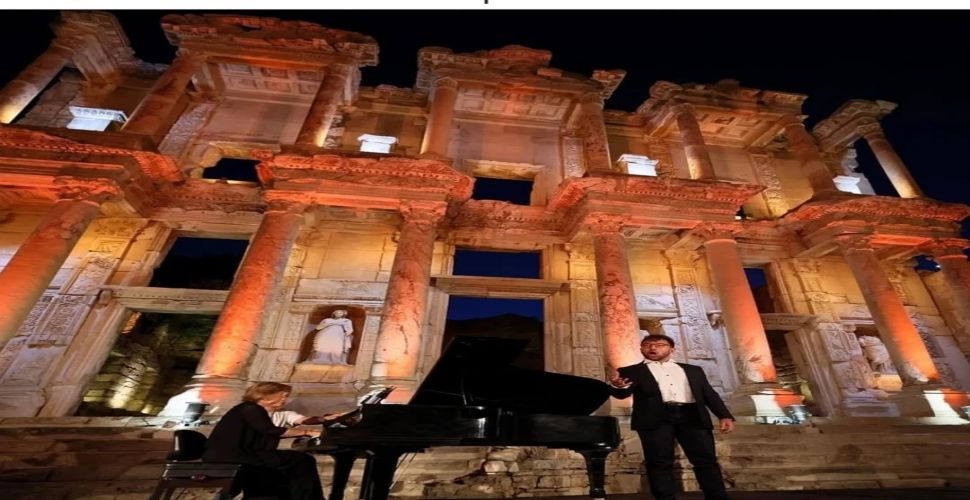 Celsus Kütüphanesi’nde mehtaplı gece