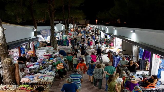 Ayvalık Altınova'nın Sahil Gece Pazarı Yeni Yüzüyle Açıldı...