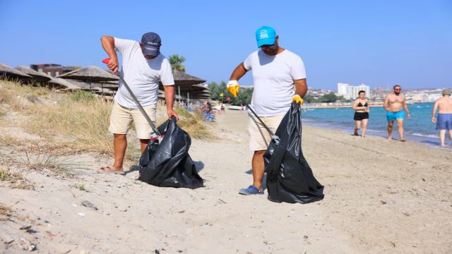 Çeşme Belediyesinden 19 plajda 7/24 temizlik