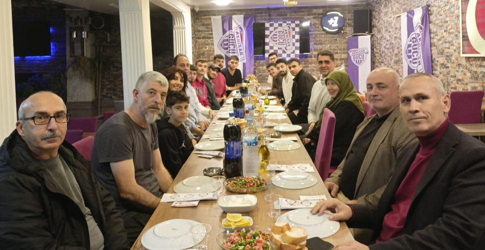 Akhisargücü basketbolcuları şampiyonluğu kutladı...