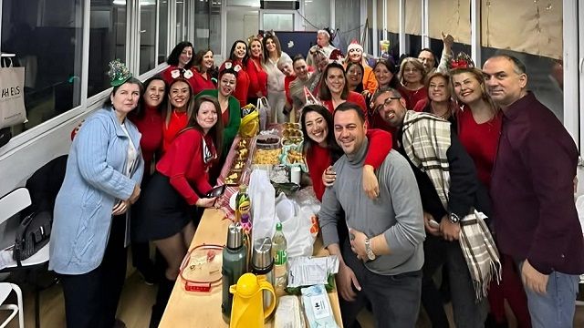 Karşıyaka Sanat Derneği Popüler Müzik Korosundan yılbaşı kutlaması