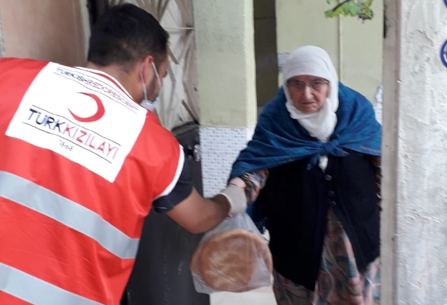 Sokağa çıkamayanlara ücretsiz iftar yemeği, pide ve gazete...