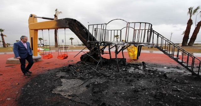 Karşıyaka’da çocuk parkını yaktılar!..