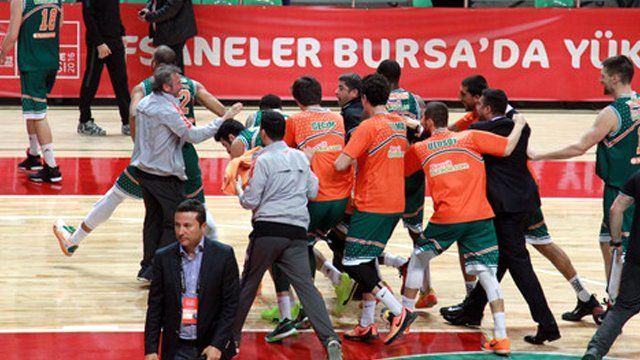 Son saniye üçlüğü Banvit'i yarı finalist yaptı...