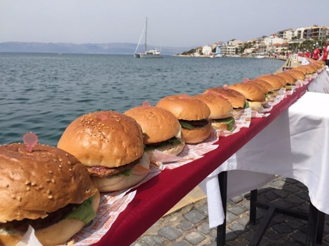 Çeşme'de en uzun hamburger dünya rekoru denendi