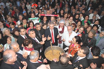KARŞIYAKA'DA 10 BİN KİŞİYE AŞURE DAĞITILDI