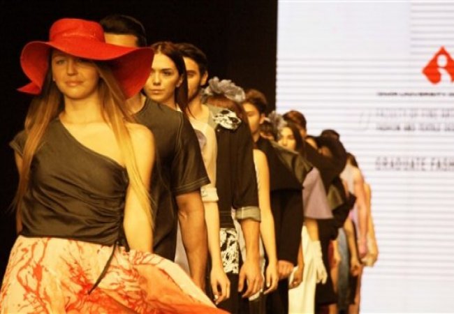 Fashion Week üç defileyle başladı