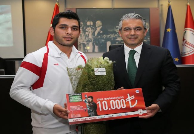 Karşıyaka Belediyesi’nden şampiyona ödül
