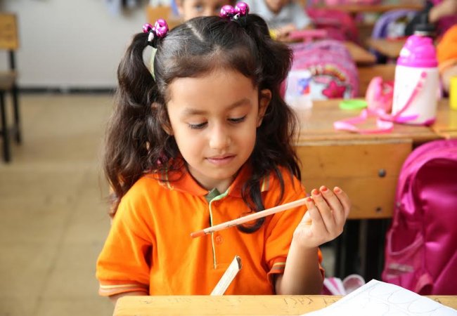 Bucalı 34 bin çocuğa çevreci kalem hediye...