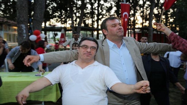 ENGELLİ GENÇLERE ASKER EĞLENCESİ...