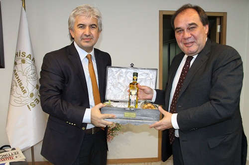 TTF BAŞKANINA AKHİSAR'DAN ZEYTİNYAĞI HEDİYE...