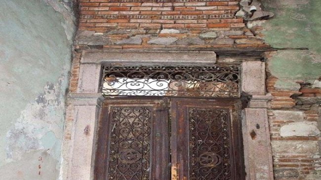 TARİHİ KAPIYI SÖKÜP SATIYORLAR, YERİNE DUVAR YAPIYORLAR...