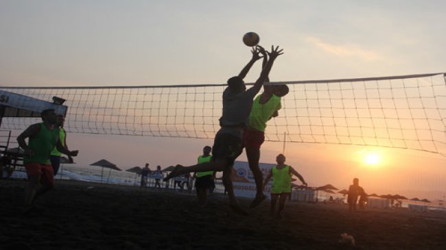 Gümüldür'de plaj voleybolu heyecanı...