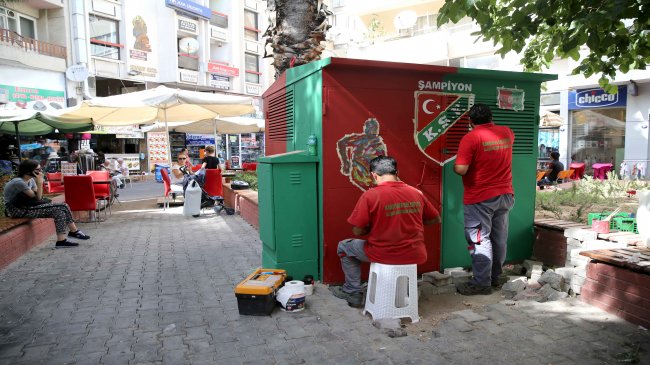 Karşıyaka'da trafolar süslendi