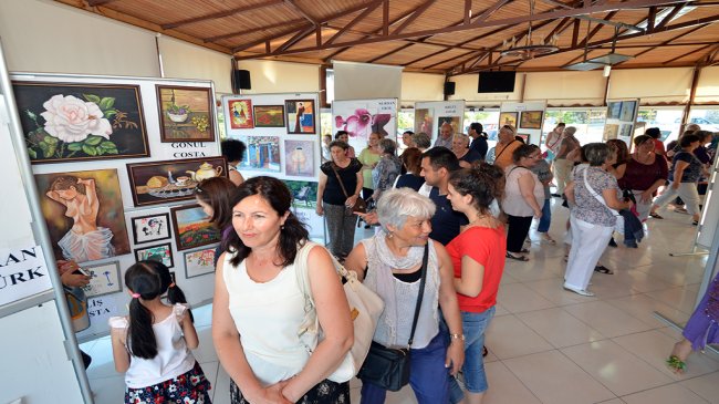 Amatör ressamların eserleri Yeni Foça'da sergilendi