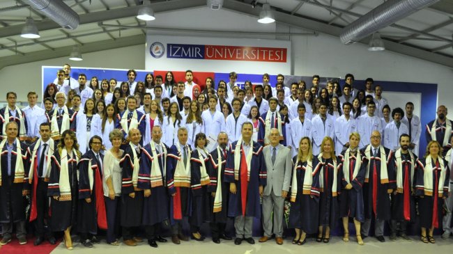 İzmir Üniversitesi Tıp Fakültesi'nde Beyaz Önlük Giyme Töreni
