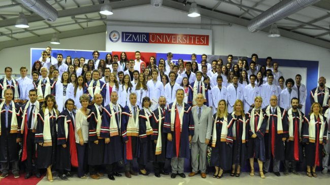 İzmir Üniversitesi Tıp Fakültesi'nde Beyaz Önlük Giyme Töreni