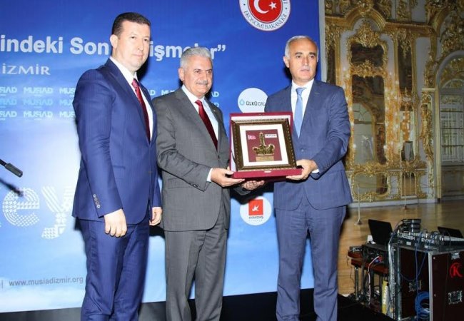 Bakan Zeybekçi'den "Türkiye ve Dünya Ekonomisi" sunumu