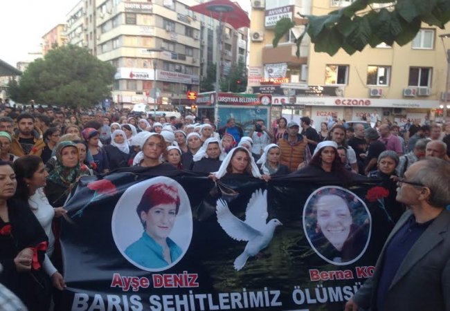 Ankara'daki patlama hayatını kaybedenler Karşıyaka'da anıldı