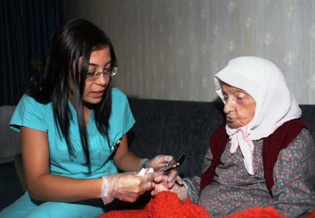 Bornova'da evde bakım hizmetleri devam ediyor