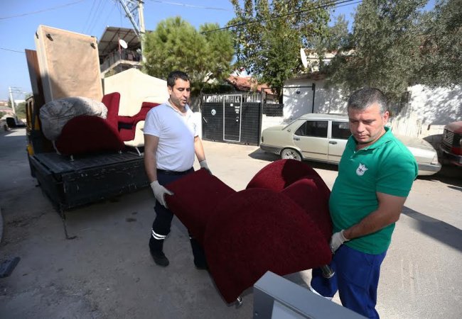 Konak'ta üniversite öğrencilerine eşya yardımı...