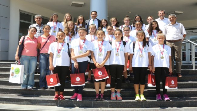Bornova Belediyesi Hentbol Minik Kız Takımı Türkiye Şampiyonu oldu
